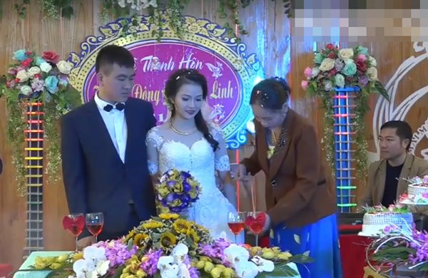 Choáng với đám cưới “ngập trong vàng” của cô dâu, chú rể Thanh Hóa Lúc đầu là mẹ chú rể lên tặng. (Ảnh cắt từ clip)