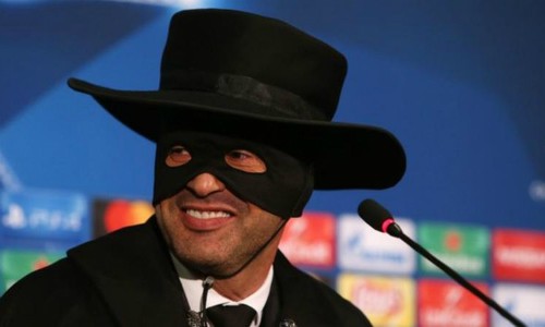 HLV Shakhtar đóng giả Zoro khi đánh bại Man City HLV Fonseca trong buổi họp báo. Ảnh: AFP