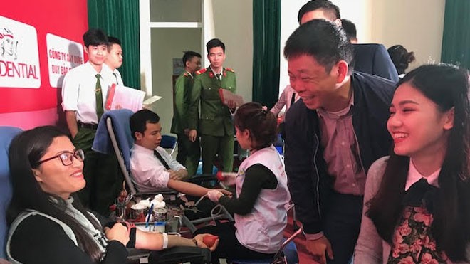 Chủ Nhật Đỏ trên quê hương Nguyễn Viết Xuân: Giọt máu ấm lại mùa đông Lãnh đạo báo Tiền phong và Á hậu Thanh Tú thăm hỏi các bạn trẻ hiến máu