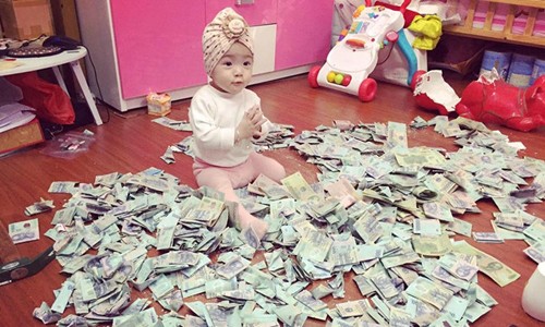 Màn đập lợn toàn 500.000 đồng đã mắt mừng sinh nhật con 1 tuổi Số tiền tiết kiệm trong 5 năm của đôi vợ chồng trẻ. Ảnh: NVCC.