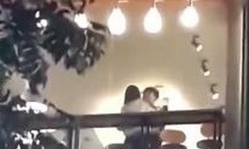 Thản nhiên thân mật ở quán trà sữa: Người trẻ Việt đang làm sao vậy? Đôi trẻ không ngần ngại thể hiện tình cảm quá mức ở quán trà sữa. Ảnh cắt từ clip.