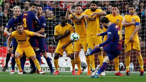 Messi áp đảo Ronaldo trong cuộc đua đường trường La Liga Messi sút phạt ghi bàn quyết định trong trận thắng Atletico. Ảnh: Reuters.