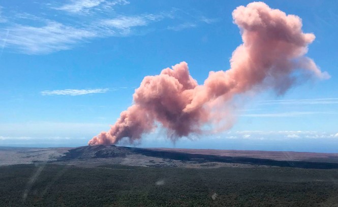 Mục kích dung nham đỏ rực phun trào từ miệng núi lửa Hawaii Mục kích dung nham đỏ rực phun trào từ miệng núi lửa Hawaii