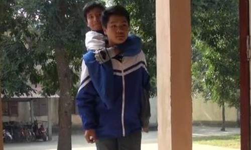 Tám năm đến trường trên lưng bạn Cõng bạn vào lớp học.