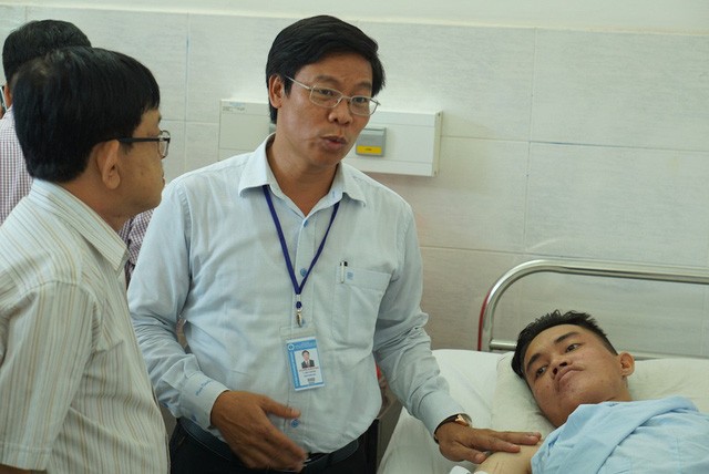 Vụ hiệp sĩ bị cuồng sát: Lãnh đạo nhà trường lên tiếng Lãnh đạo trường ĐH Công nghiệp Thực phẩm TPHCM đến thăm sinh viên Phú Quý