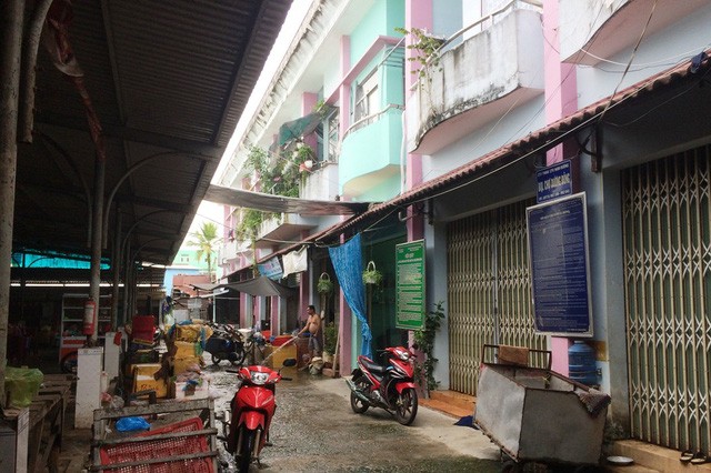 Vì sao hàng loạt trường học ở Phú Quốc bị thu hồi, giải tỏa? Trường tiểu học Dương Đông 2 bị lấy làm chợ vì UBND huyện Phú Quốc cho rằng không phù hợp. Vậy vì sao trước đó, địa phương đổ tiền tỷ xây trường? Đến khi lấy trường giao cho công ty xây chợ thì không yêu cầu đơn vị này bồi thường hay giao đất khác để xây