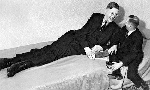 Cuộc đời bi kịch của người đàn ông cao nhất thế giới Robert Wadlow sở hữu chiều cao "khủng" nhất thế giới. Ảnh: All That Is Interesting.