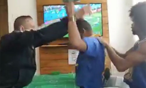 Cách xem World Cup đặc biệt của cổ động viên vừa điếc vừa mù Cách xem World Cup đặc biệt của cổ động viên vừa điếc vừa mù
