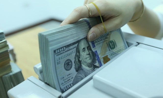 Chênh lệch lãi suất quá lớn, tỷ giá USD/VND lên cao Ngân hàng Nhà nước cho biết sẵn sàng bán ra ngoại tệ giá thấp nếu cần can thiệp - Ảnh: Quang Phúc.