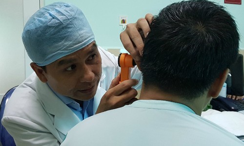 Sai lầm khi lấy ráy tai Nhiều bệnh nhân đến khám vì đau, sưng đỏ tai, hỏi ra thì trước đó một vài ngày có đi hớt tóc lấy ráy tai ở tiệm. Ảnh: Lê Phương.