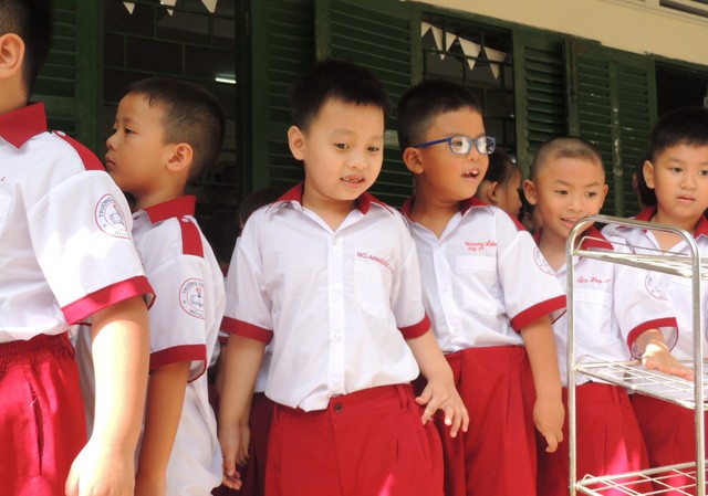 Đồng phục cả bìa bọc sách: Triệt tiêu sáng tạo học trò? Đồng phục giúp học sinh nền nếp, chỉn chu hơn (Ảnh minh họa)