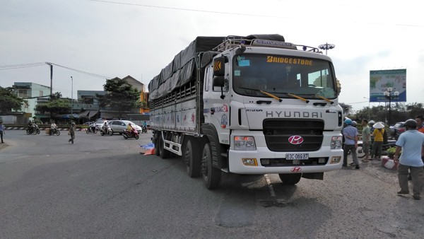 Hai phụ nữ chết thương tâm dưới gầm xe tải ở Tiền Giang Hiện trường vụ tai nạn