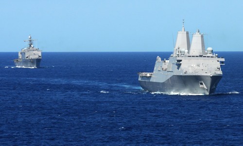 Hai tàu đổ bộ Mỹ bị sóng đánh, không thể tập trận tại Na Uy USS Gunston Hall (sau) và USS New York trong một chuyến tuần tra năm 2012. Ảnh: US Navy.
