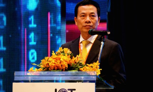 'Thời 4.0 phải chấp nhận các mô hình kinh doanh mới' Bộ trưởng Bộ Thông tin Truyền thông Nguyễn Mạnh Hùng phát biểu chiều ngày 24/10. Ảnh: Viễn Thông