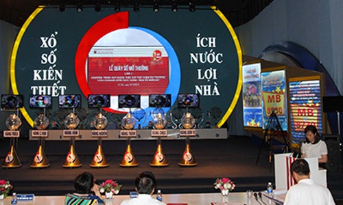 Khách hàng trúng 01 tỷ đồng khi gửi tiết kiệm dự thưởng ở Agribank Các đại diện Hội đồng giám sát tại lễ quay thưởng (Ảnh: Minh Đăng)