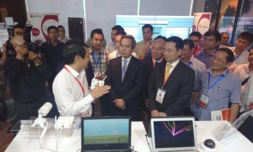 MobiFone trình diễn nhiều giải pháp công nghệ tại Smart IoT VN 2018 Đại diện MobiFone - ông Nguyễn Đình Tuấn – thành viên HĐTV giới thiệu các sản phẩm, dịch vụ và giải pháp CNTT của MobiFone đến Trưởng ban Kinh tế TW Nguyễn Văn Bình, Bộ trưởng Bộ TT & TT Nguyễn Mạnh Hùng, và các quan khách