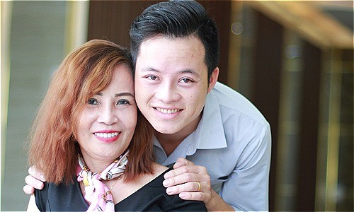 Người vợ 62 tuổi 'đại tu' nhan sắc để giữ tình yêu của chồng 26 Chị Sao hơn chồng 3 giáp. Chị vừa mạnh tay chi hơn 200 triệu xuống Hà Nội làm răng sứ hôm 3/11 để được trẻ đẹp hơn. Cương cũng đi theo chờ vợ. Ảnh: P.D.