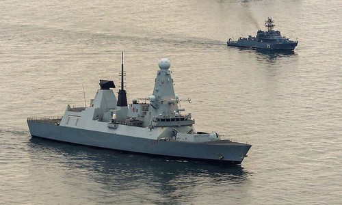Anh lần đầu công bố video tàu chiến bị 17 máy bay Nga áp sát HMS Duncan dẫn đầu đội tàu chiến NATO trên Biển Đen hồi tháng 5. Ảnh: Hải quân Anh.