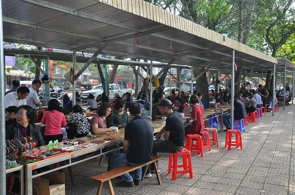 Duy nhất Việt Nam: Chợ tạm ven đường bán đá quý tiền tỷ Dù chợ đã tồn tại hơn 30 năm, nhưng chợ chưa bao giờ xảy ra tình trạng mất an ninh trật tự.