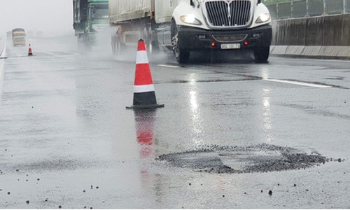 Sau mưa lớn, đường cao tốc Đà Nẵng – Quảng Ngãi 34.500 tỉ đầy “ổ gà“ Mặt đường cao tốc Đà Nẵng - Quảng Ngãi lại xuất hiện nhiều ổ gà sau mưa lớn