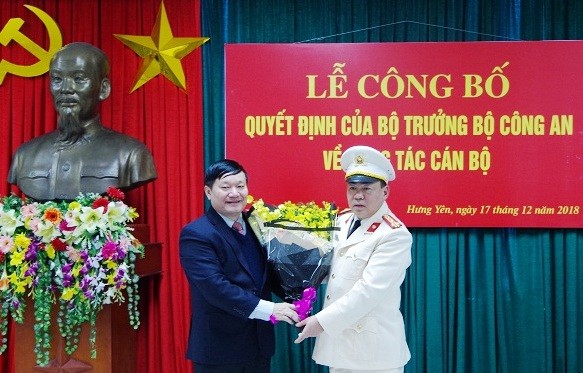 Trao quyết định của Bộ trưởng Bộ Công an về công tác cán bộ Chủ tịch UBND tỉnh Hưng Yên Nguyễn Văn Phóng chúc mừng Đại tá Nguyễn Xuân Hồng.