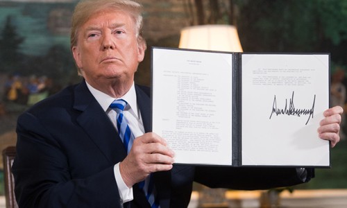 Vụ bắt CFO Huawei và sự thống trị của Mỹ với tài chính toàn cầu Tổng thống Mỹ Donald Trump ký quyết định tái áp đặt các lệnh trừng phạt với Iran tại Nhà Trắng vào ngày 8/5. Các lệnh trừng phạt từng được dỡ bỏ vào năm 2015 dưới thời Tổng thống Obama sau khi Mỹ đạt được thỏa thuận hạt nhâ. Ảnh: AFP.