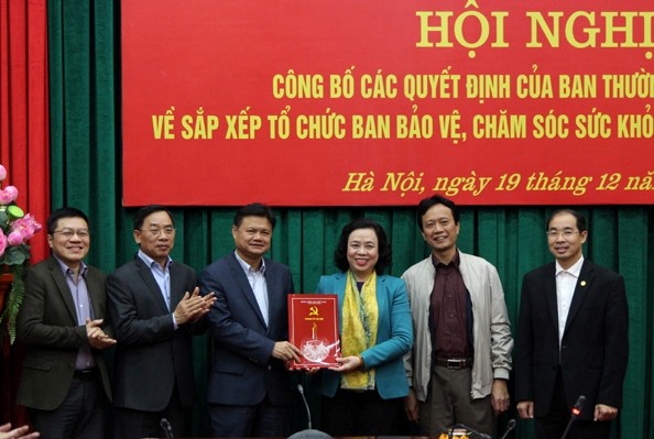 Công bố quyết định tổ chức, nhân sự của Ban Thường vụ Thành ủy Hà Nội Phó Bí thư Thường trực Thành ủy Ngô Thị Thanh Hằng trao Quyết định kiện toàn Ban Bảo vệ, chăm sóc sức khỏe cán bộ thành phố Hà Nội.