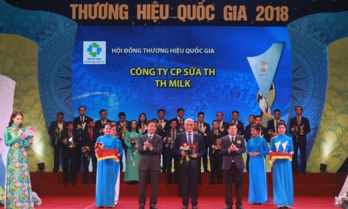 TH True Milk vinh dự đạt thương hiệu quốc gia lần thứ 3 liên tiếp Đại diện Tập đoàn TH vinh dự nhận biểu trưng “Thương hiệu Quốc gia” từ Phó Thủ tướng Trịnh Đình Dũng và Bộ trưởng Bộ Công thương Trần Tuấn Anh