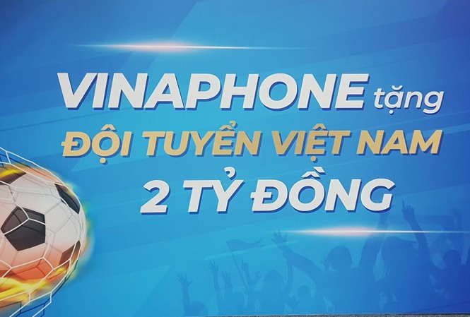 VinaPhone trao tặng 2 tỷ đồng tiền mặt cho Đội tuyển quốc gia Việt Nam VinaPhone trao tặng 2 tỷ đồng tiền mặt cho Đội tuyển quốc gia Việt Nam