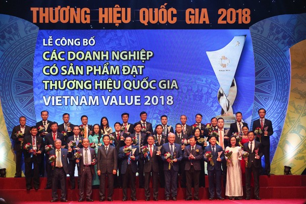 PVN có 5 doanh nghiệp được công nhận Thương hiệu Quốc gia năm 2018 Phó Thủ tướng Trịnh Đình Dũng và Bộ trưởng Bộ Công Thương Trần Tuấn Anh chụp ảnh lưu niệm cùng đại diện các doanh nghiệp có sản phẩm được công nhận Thương hiệu Quốc gia năm 2018