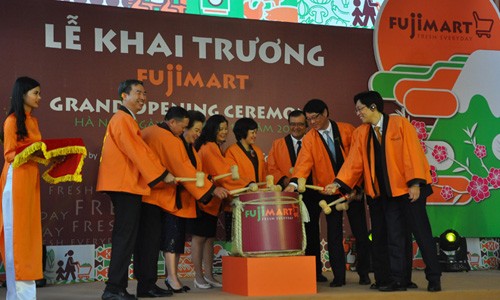 Tập đoàn BRG khai trương siêu thị FujiMart đầu tiên tại VN Các đại biểu thực hiện nghi thức đập thùng rượu Sake tại lễ khai trương siêu thị