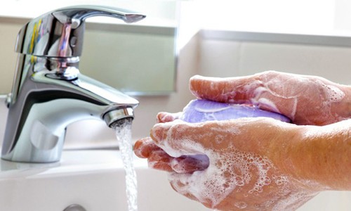 Giảm 47% nguy cơ mắc bệnh truyền nhiễm khi rửa tay bằng xà phòng Rửa tay bằng xà phòng là việc cần thiết ai cũng phải thực hiện (Nguồn: Mạng Internet)