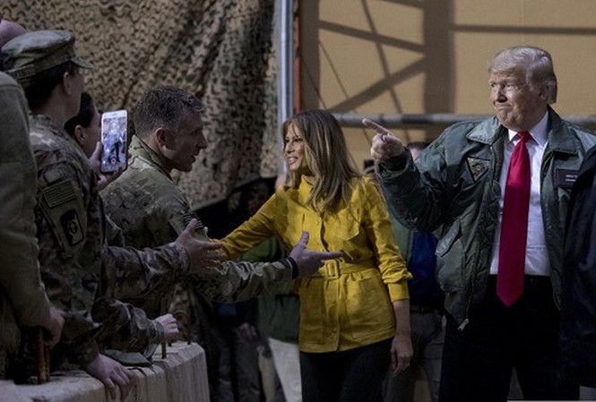 Ông Trump duy trì căn cứ tại Iraq để ‘yên lòng’ phe Cộng hòa Tổng thống Mỹ Donald Trump và Đệ nhất phu nhân Melania đến thăm căn cứ Mỹ ở Iraq.