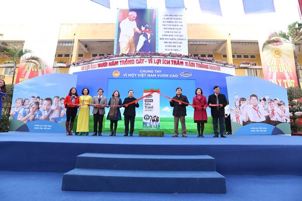 Chung tay vì ‘ly sữa học đường’ cho trẻ em thủ đô hôm nay Nghi thức ra mắt sản phẩm sữa học đường.
