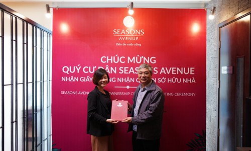 Dự án vượt tiến độ, cư dân Seasons Avenue nhận sổ hồng sớm Ông Ngô Văn Thuấn - Một trong những cư dân Seasons Avenue nhận giấy chứng nhận quyền sở hữu nhà ở đầu tiên.