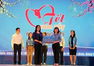 Agribank dành 40 tỷ đồng triển khai chương trình Tết cho người nghèo Phó Tổng Giám đốc Agribank Nguyễn Thị Phượng trao tặng 4.000 vé xe
cho công nhân lao động có hoàn cảnh khó khăn làm việc tại các khu công nghiệp
và các nhà máy lớn tại Bình Dương và TP Hồ Chí Minh