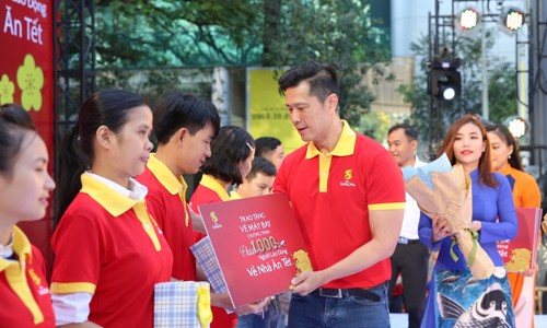 Chuyên cơ 'Về nhà ăn Tết' chính thức cất cánh Đại diện Sabeco trao những món quà đến những người lao động tiêu biểu trong 1000 người nhận vé máy bay “Về nhà ăn Tết”