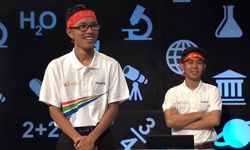 10X 'gây bão' mạng với màn múa quạt tại Đường lên đỉnh Olympia là ai? Kinh Châu đang gây chú ý trong cộng đồng mạng với màn múa quạt trên sân khấu Olympia. Ảnh cắt từ clip.