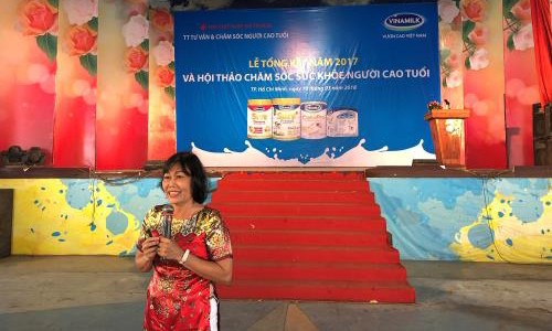Vinamilk khởi động hành trình chăm sóc sức khỏe người cao tuổi năm 201 Bác sĩ Lê Kim Huệ, Nguyên Trưởng khoa Truyền thông Giáo dục sức khỏe, Trung tâm dinh dưỡng Tp. Hồ Chí Minh tư vấn sức khỏe cho người cao tuổi. Ảnh: Vinamilk
