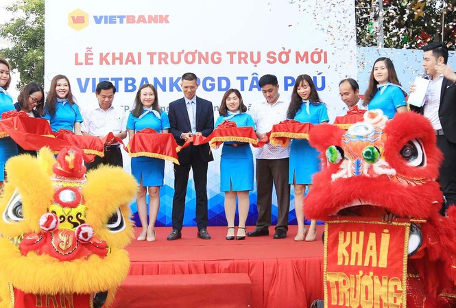 Vietbank Tân Phú khai trương trụ sở mới Nghi thức cắt băng khai trương Vietbank Tân Phú