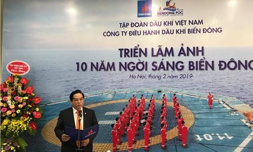 Triển lãm Ảnh '10 năm ngời sáng Biển Đông' Tổng Giám đốc BIENDONG POC Ngô Hữu Hải khai mạc triển lãm