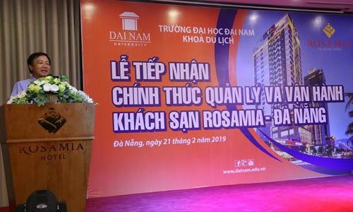 Trường ĐH đầu tiên tại VN tiên phong trong đào tạo trực tiếp tại DN TS. Lê Đắc Sơn - Chủ tịch HĐQT phát biểu tại buổi lễ tiếp nhận quản lý và vận hành khách sạn Rosamia - Đà Nẵng.