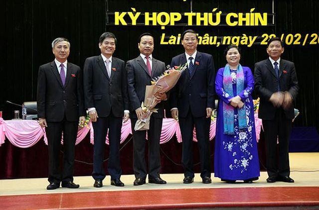 Lai Châu có tân Chủ tịch UBND tỉnh 44 tuổi Ông Trần Tiến Dũng (người cầm hoa) được bầu làm Chủ tịch UBND tỉnh Lai Châu nhiệm kỳ 2016-2021.