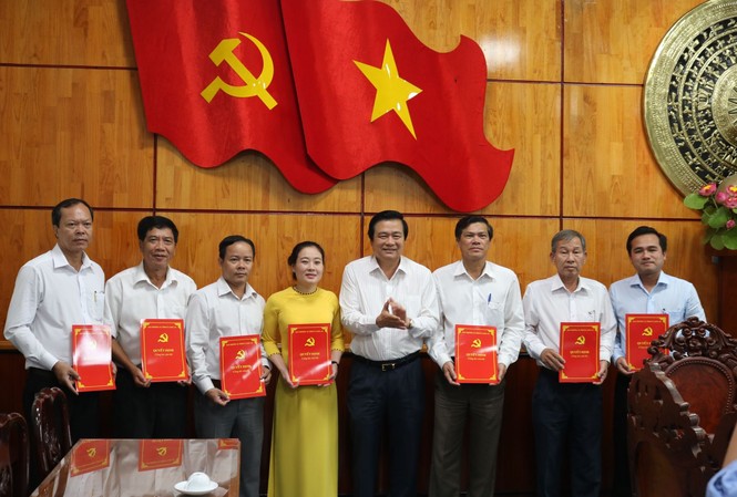Điều động, bổ nhiệm nhân sự 5 địa phương Bí thư Tỉnh ủy, Chủ tịch HĐND tỉnh Long An Phạm Văn Rạnh trao các quyết định điều động, luân chuyển và bổ nhiệm cán bộ.