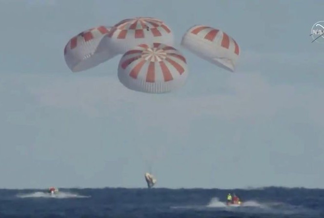 SpaceX thử nghiệm thành công tàu vũ trụ, NASA sẽ không còn phụ thuộc Nga Crew Dragon hạ cánh thành công xuống khu vực ngoài khơi bang Florida. (Ảnh: Reuters)