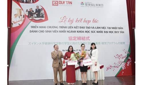Ngành Điều dưỡng Duy Tân với học bổng 'Xuất ngoại' Bà Yuko Kamata - Giám đốc Điều hành Tập đoàn SEIREI (ngoài cùng bên phải) trao Học bổng cho Đoàn Nữ Nga My (áo dài đỏ)