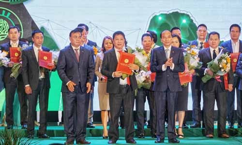 TNG Holdings Vietnam đầu tư lớn vào Đắk Lắk và Tây Nguyên Đại diện TNG Holdings Việt Nam nhận bản thỏa thuận hợp tác từ lãnh đạo tỉnh Đăk Lắk