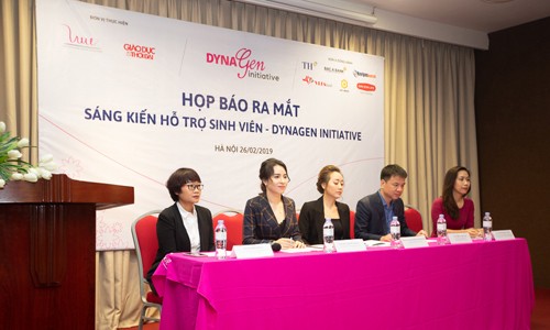 Cơ hội trau đồi kỹ năng, nâng cao chất lượng đầu ra cho sinh viên Bà Mai Thúy Hằng (lề trái), PGĐ Navigos Search thuộc Navigos Group và đại diện đơn vị tổ chức, ban cố vấn và huấn luyện viên tại buổi họp báo ra mắt DynaGen Initiative