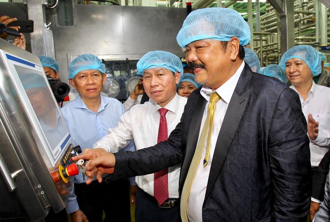 Tập đoàn Tân Hiệp Phát khánh thành nhà máy nước giải khát lớn nhất ĐBSCL Tổng Giám đốc Trần Quí Thanh, Tổng Giám đốc Tập đoàn Tân Hiệp Phát và ông Lê Tiến Châu, Phó Bí thư, Chủ tịch UBND tỉnh Hậu Giang cùng bấm nút khởi động hệ thống dây chuyền công nghệ khép kín vô trùng Aseptic tại nhà máy Nummber One Hậu Giang.