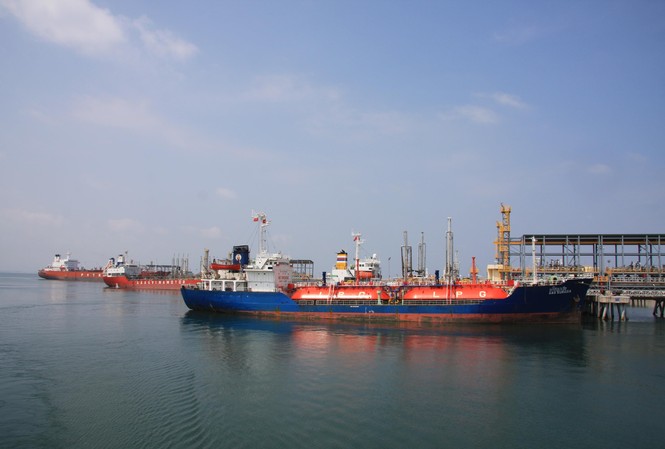 Vì sao giá xăng dầu trong nước lại tính giá quốc tế? Hoạt động xuất bán sản phẩm xăng dầu của Nhà máy Lọc dầu Dung Quất. Ảnh PV.